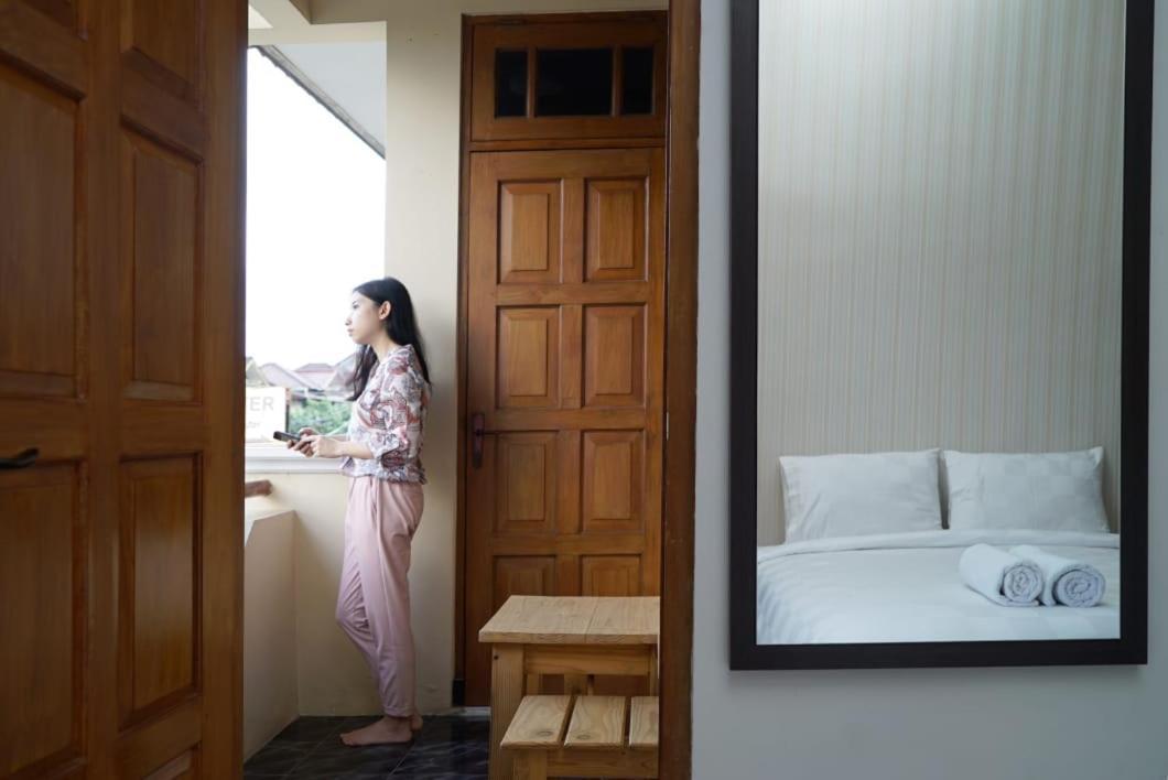 Kamar Standard dengan Kamar Mandi Bersama